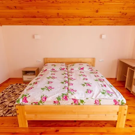 під лісом Hotell Volovets