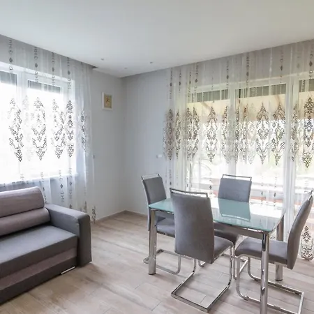 під лісом Hotell