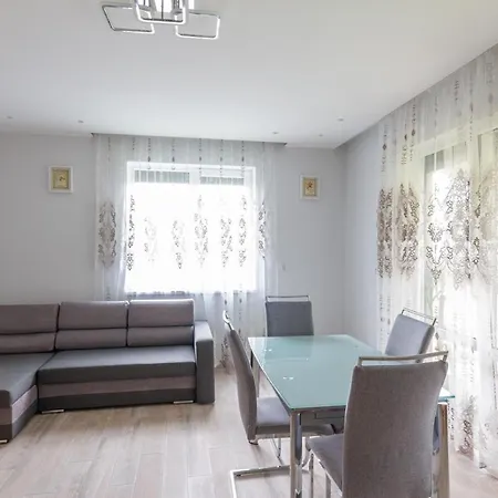 під лісом 酒店